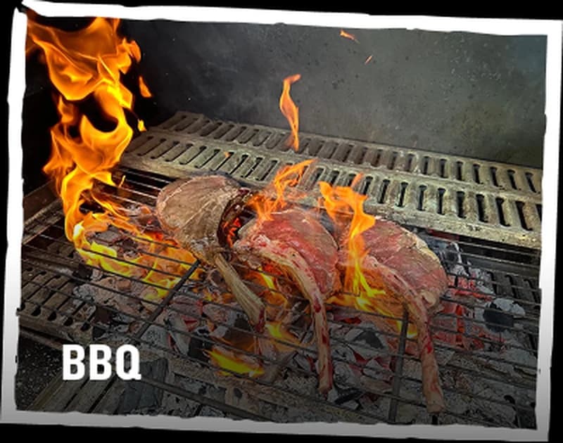 BBQ — vlees boven open vuur op de grill