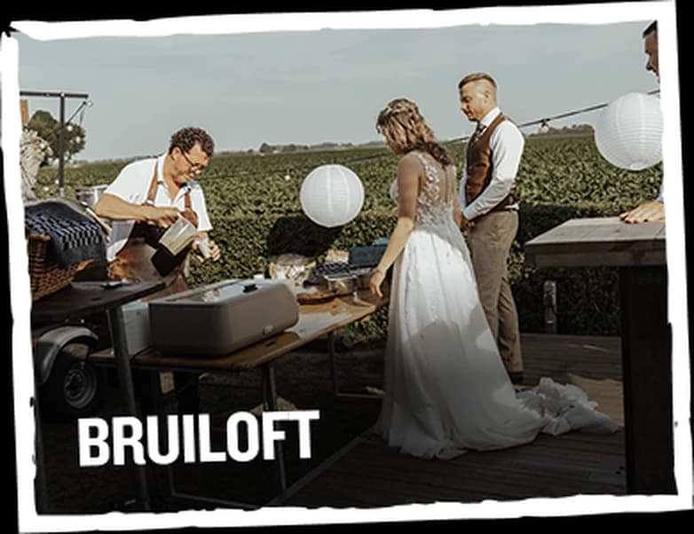 Bruiloft — bruidspaar bij de buitenkeuken van DP Event Catering