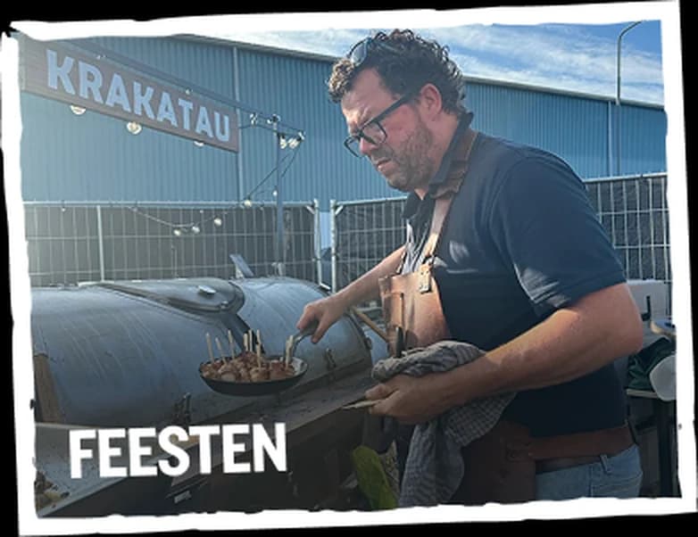 Feesten — barbecueën bij de smoker tijdens een feest