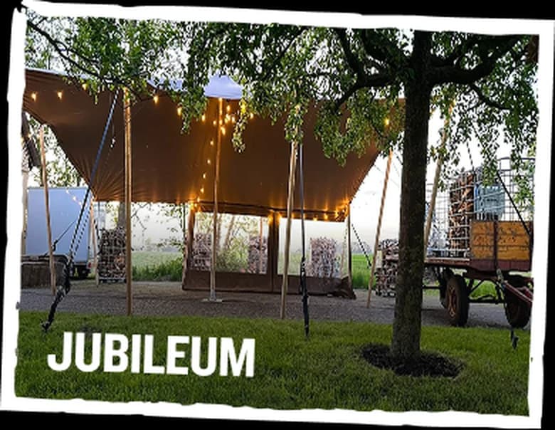 Jubileum — verlichte stretchtent op een grasveld