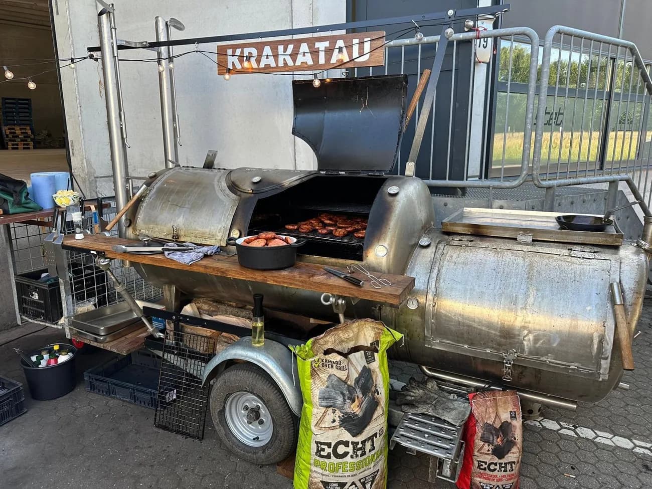 De mobiele smoker Krakatau met vlees op de grill