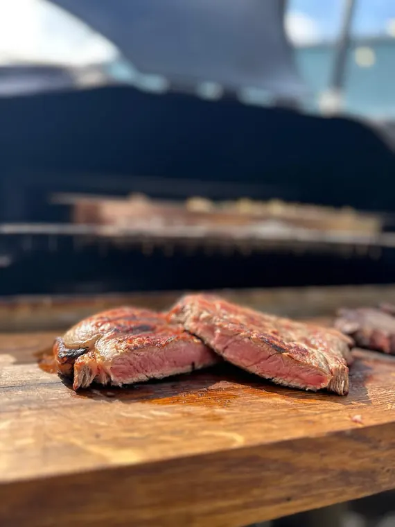 Gerookt vlees op een houten plank