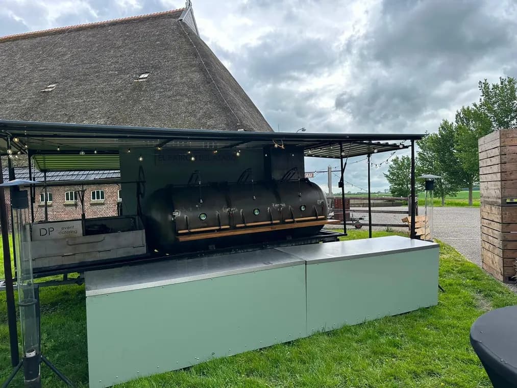 De grote smoker opgesteld bij een boerderij