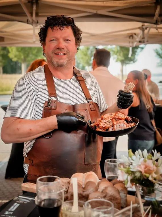 Douwe Piet serveert een pan vol vlees